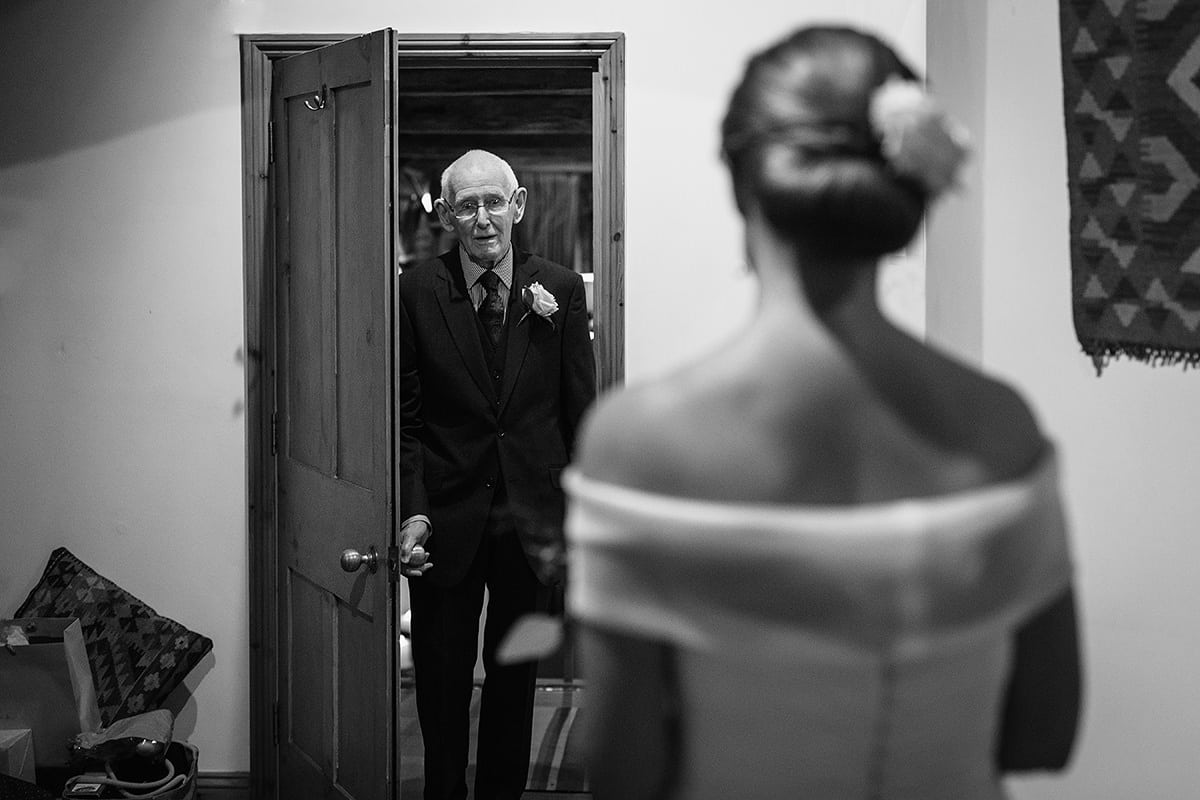 dad sees the bride for the first time