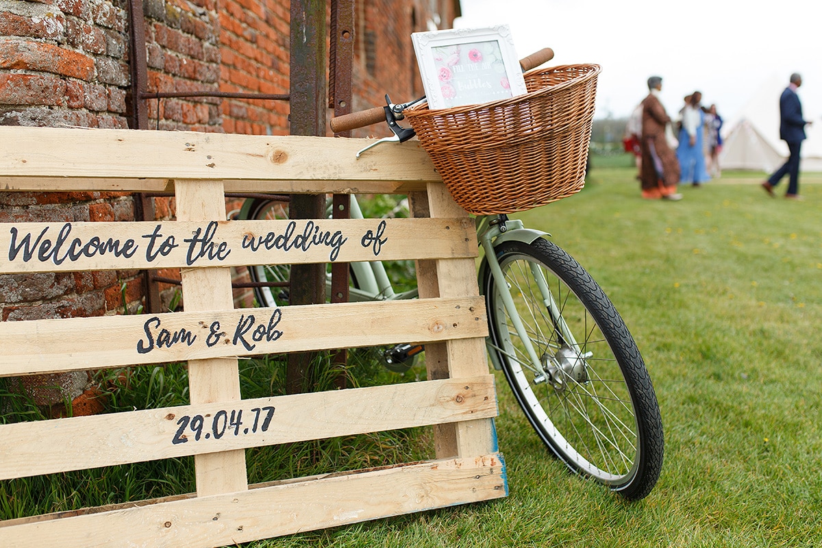 greeting sign on a pallet at the wedding ceremony