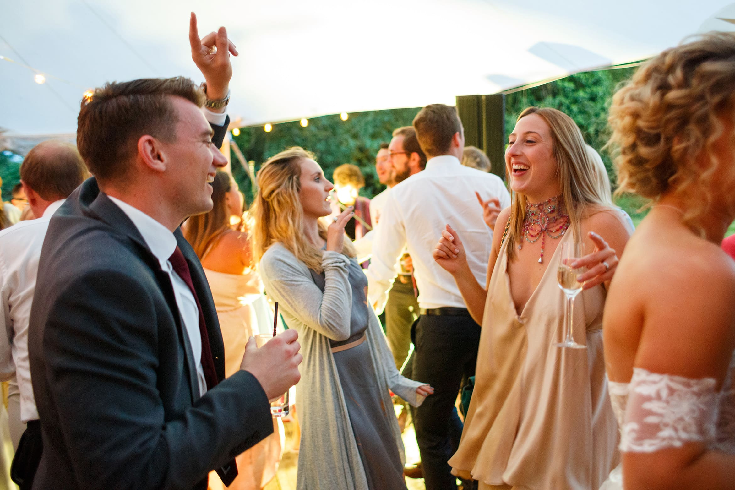 wedding guests dance