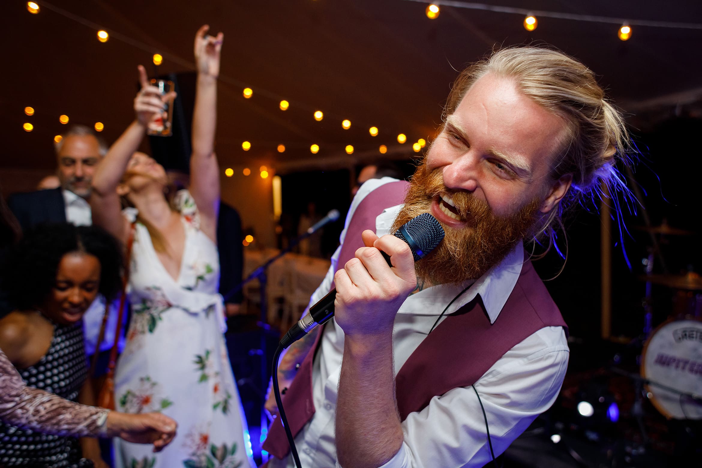 jupiter ray sing at a summer solstice wedding