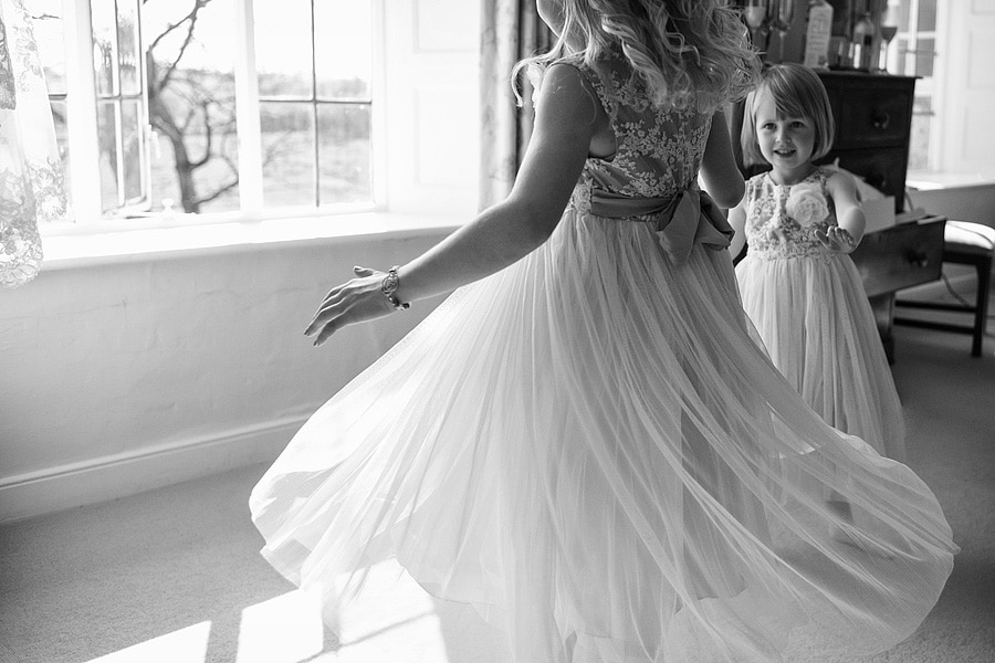 flowergirls spin in their dresses