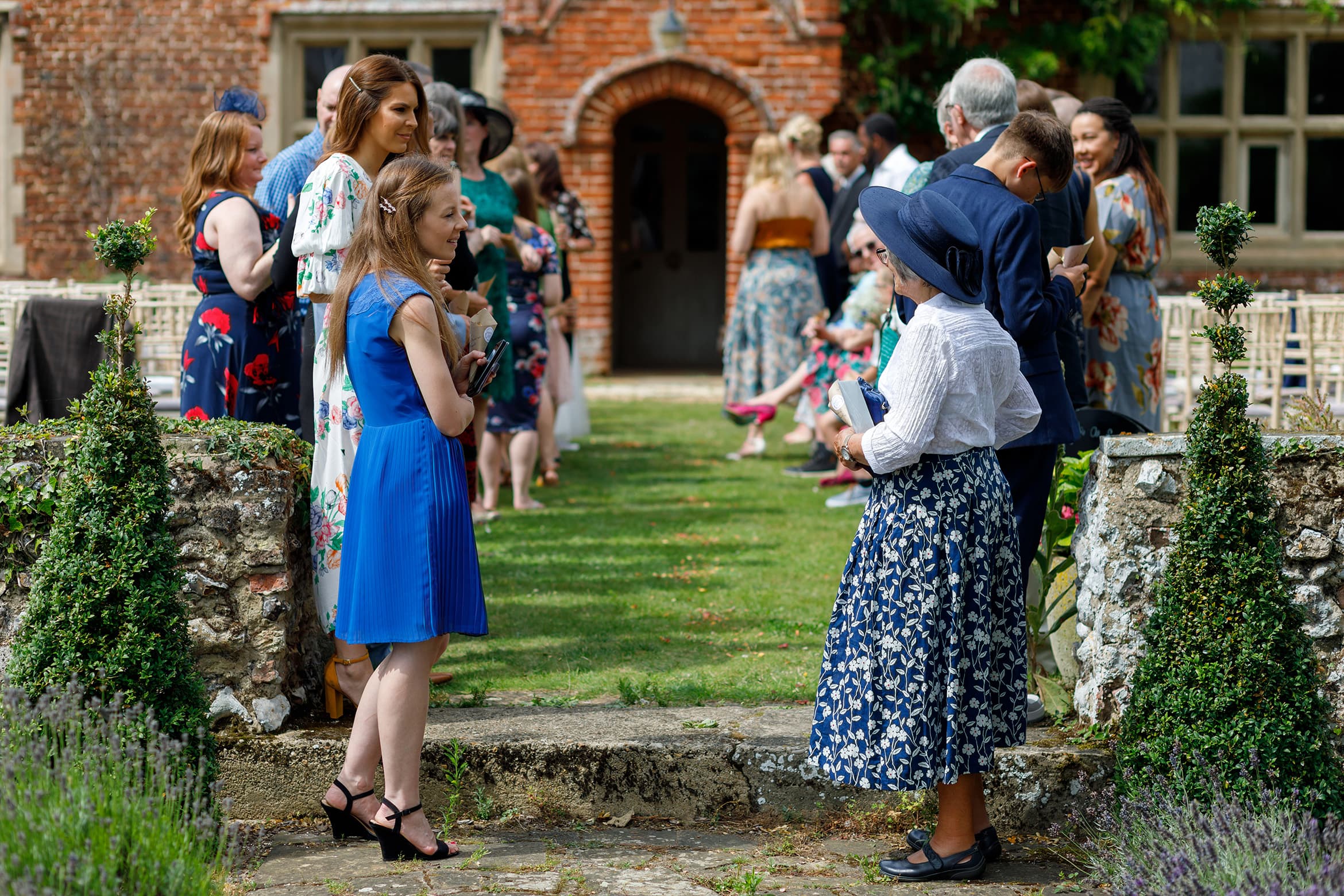 guests wait to throw confetti