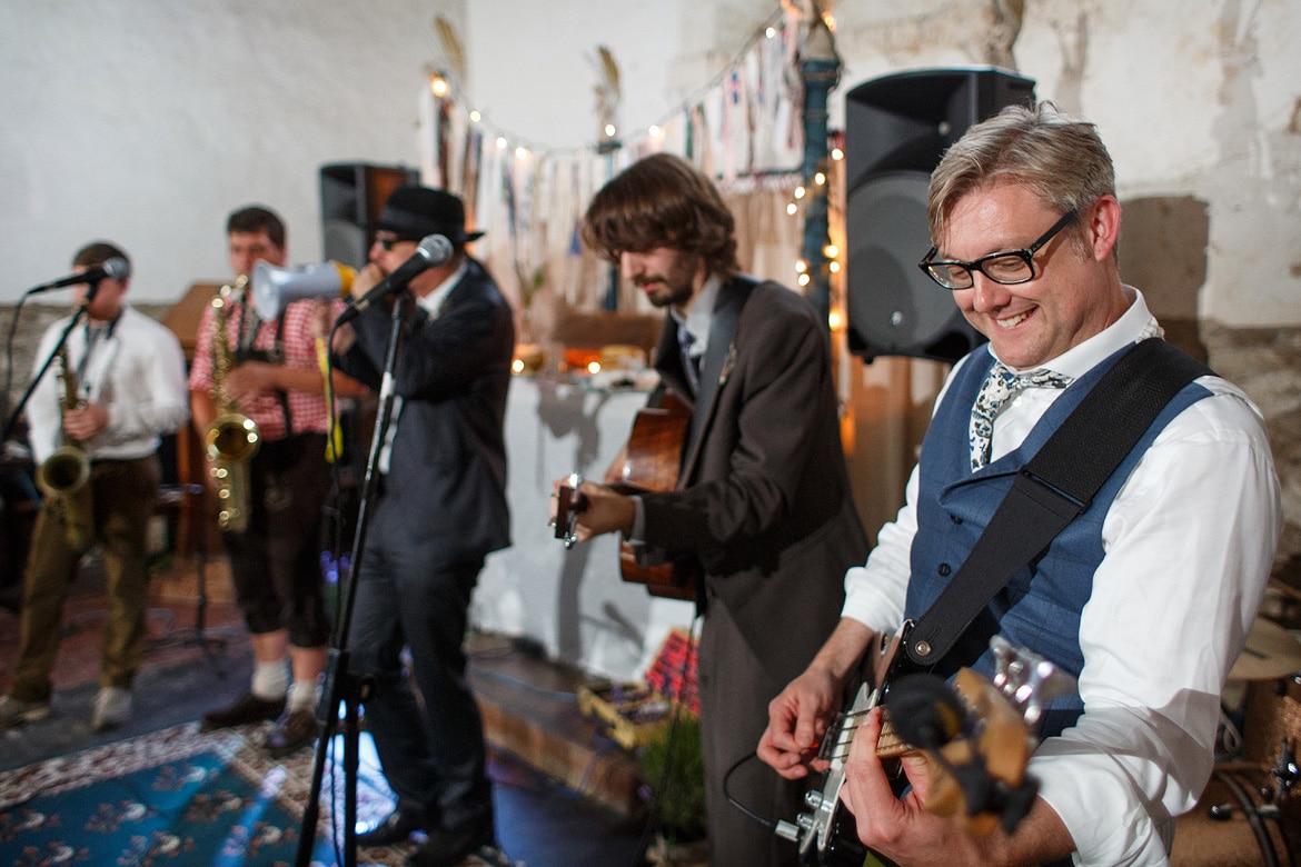 rudd playing with his wedding band