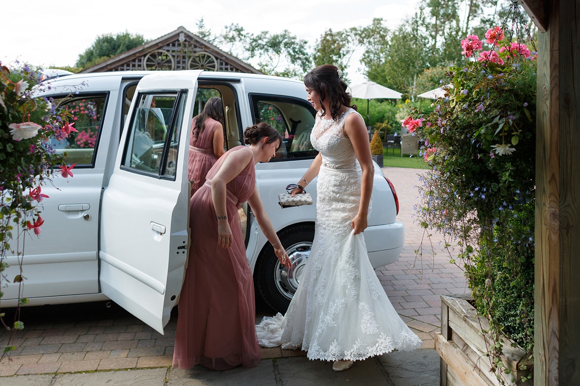 the bride leaves her taxi with the bridesmaids