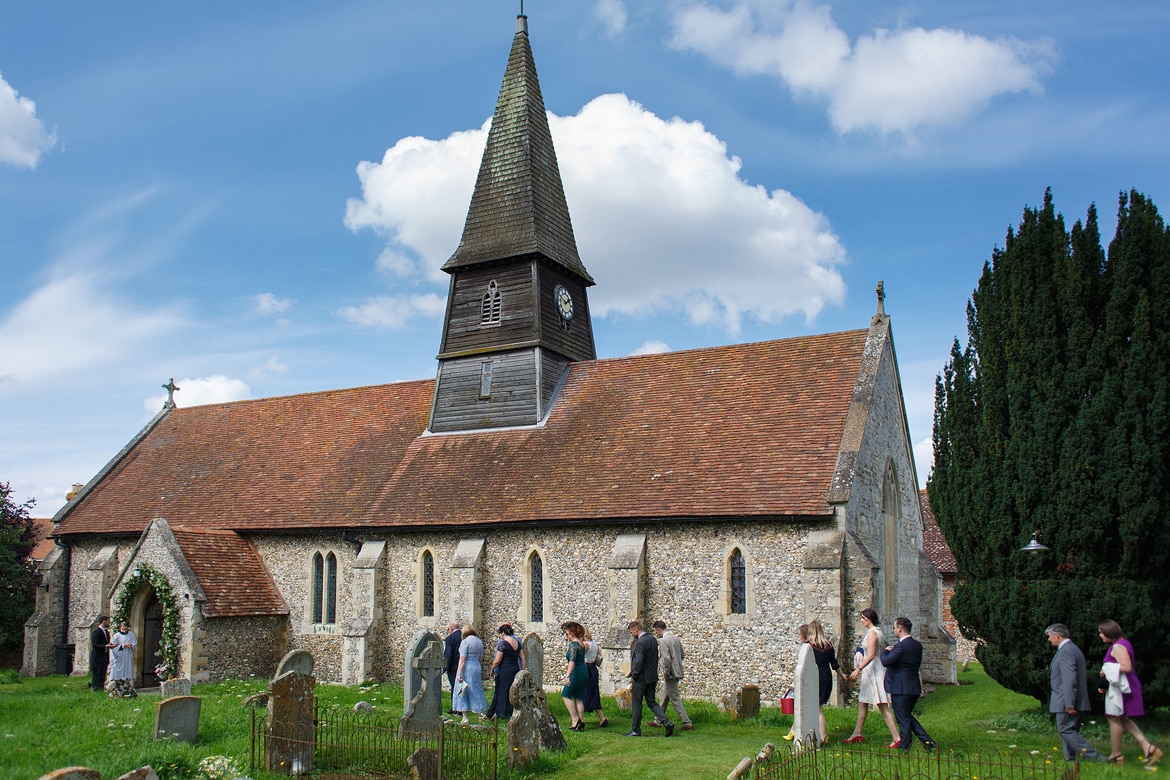 guests arrive at an Oxfordshire wedding