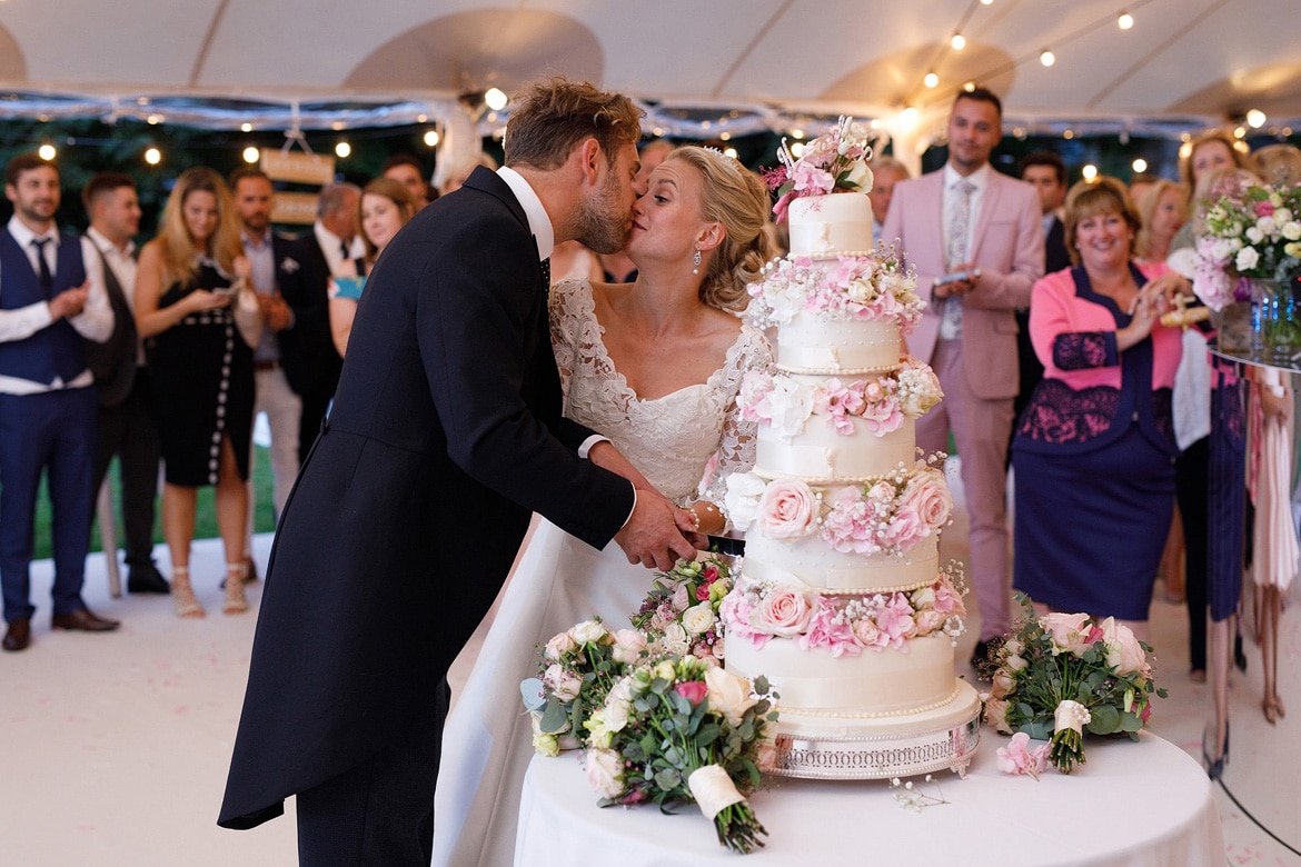 kissing during the cutting of the cake