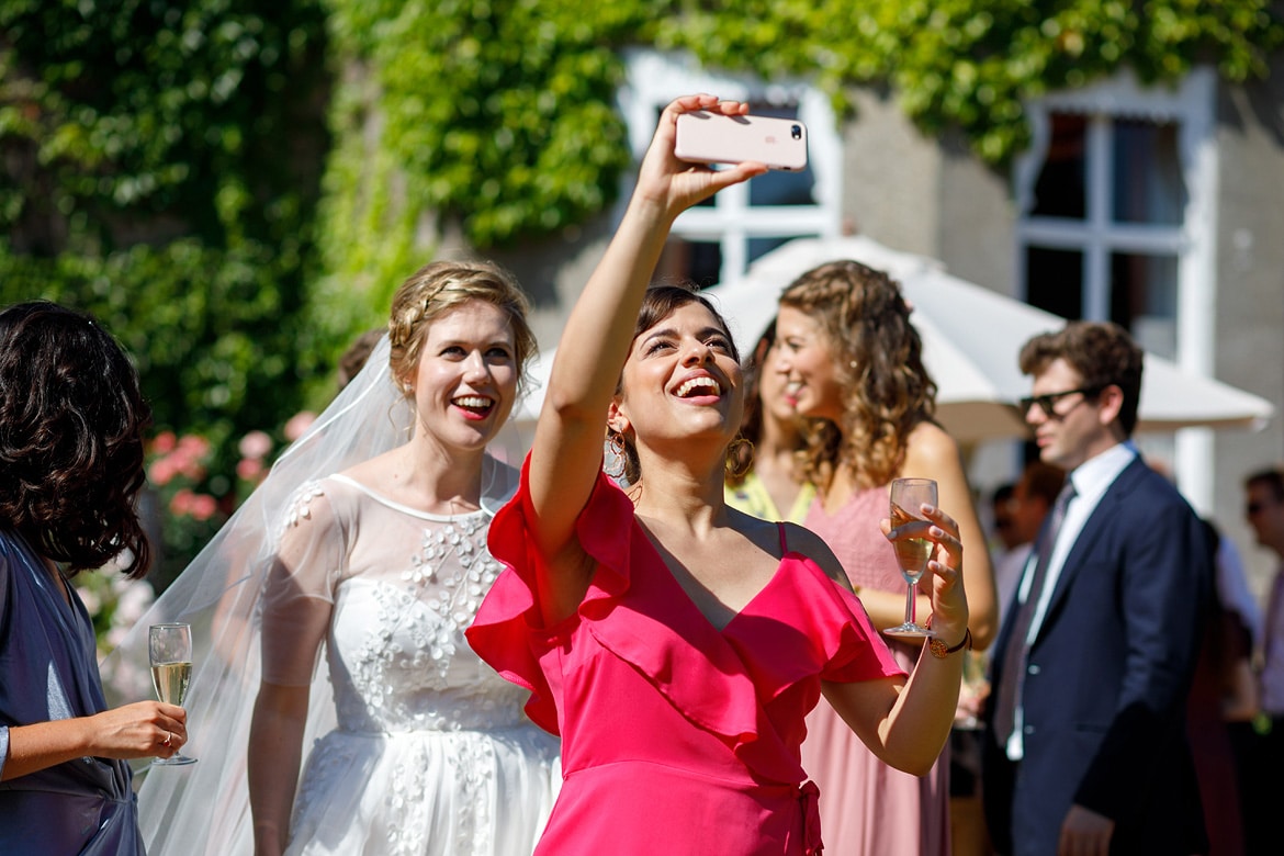 a quick selfie with the bride