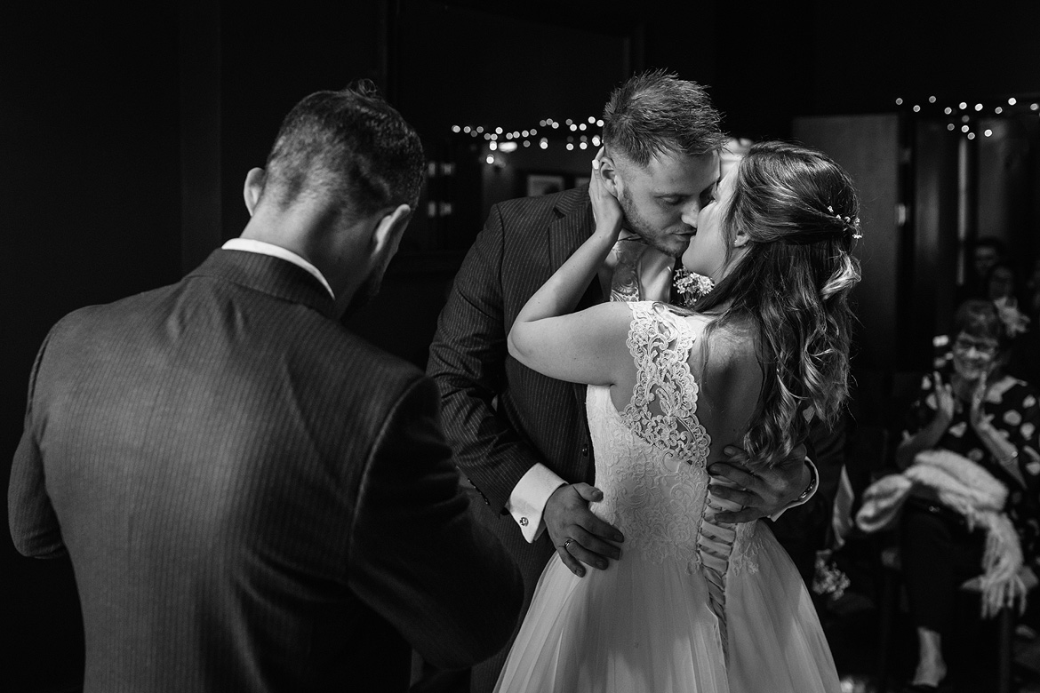 the first kiss at a georgian townhouse wedding