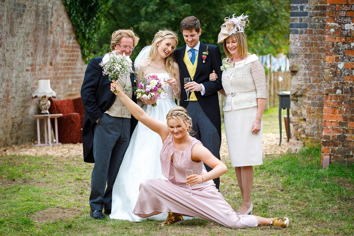 the grooms sister photobombs the family photos