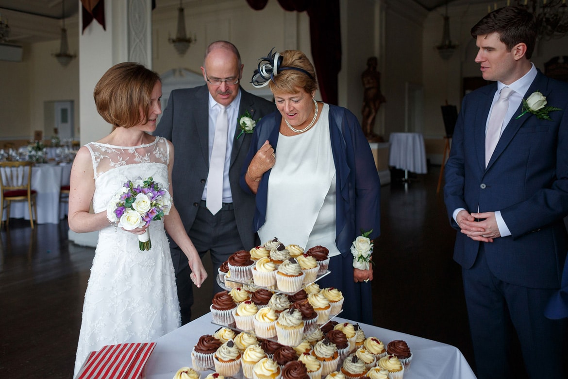 susie inspects the cake with her mum