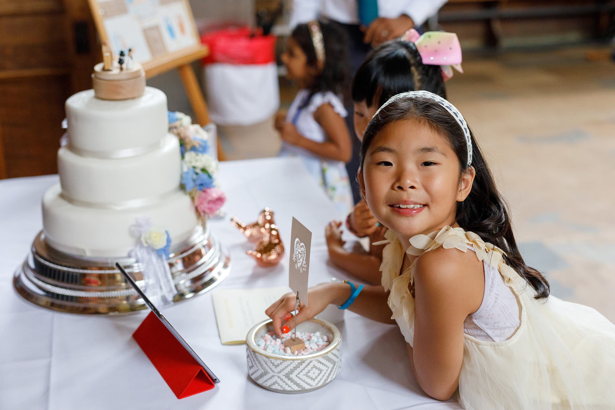 young guests check out the cake