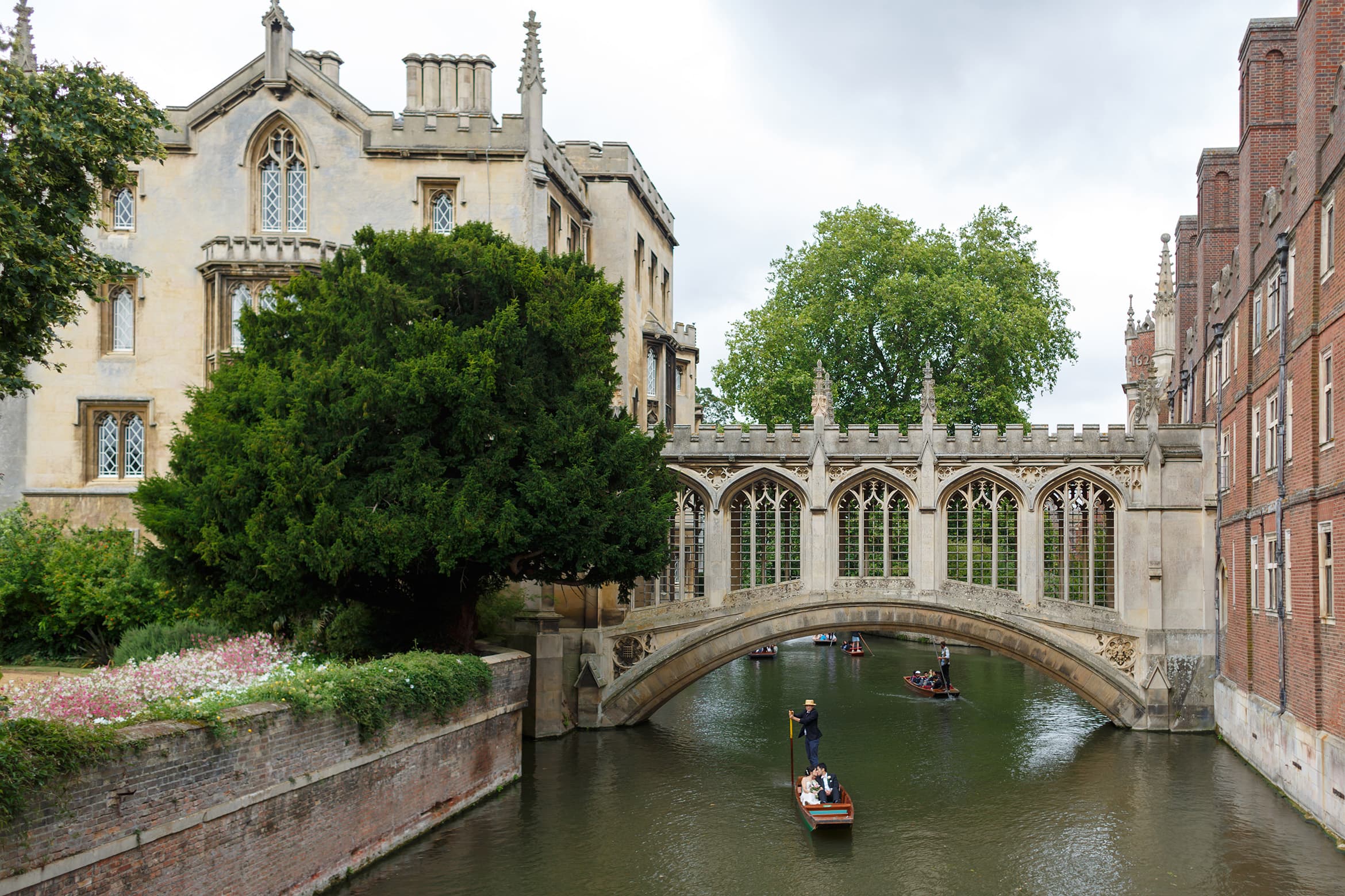 wedding couple punting under the bridge of sighs